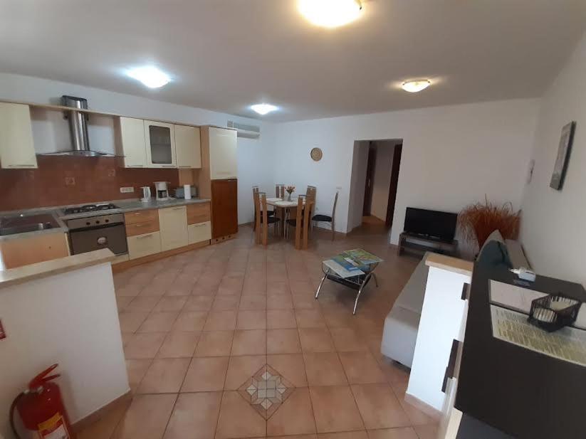 Apartmani Delas Pjescana Uvala Kültér fotó