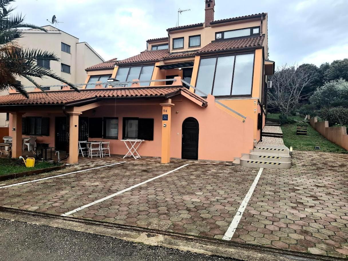 Apartmani Delas Pjescana Uvala Kültér fotó